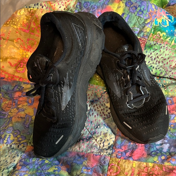 Nice pair of men’s Brooks ‘Ghosts’ Jet Black Athletic Shoes, Sz 8.5 - Picture 1 of 8